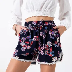 Granatowe damskie krótkie spodenki w czerwone kwiaty - Odzież
