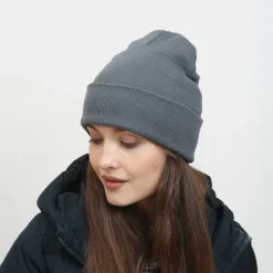 Klasyczna ciemnoszara damska czapka typu beanie - Akcesoria