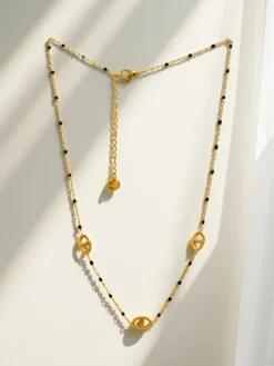 Kolorato Aurelia – złoty naszyjnik z czarnymi koralikami w stylu klasycznym