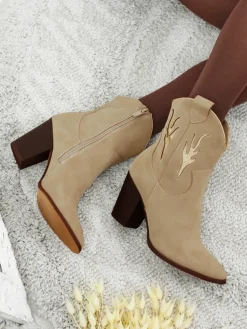 Kowbojki damskie na obcasie z ozdobnymi wstawkami Cendria