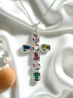 Krzyżykowy naszyjnik Aurelia z kolorowymi kryształami srebrny