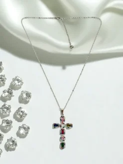 Krzyżykowy naszyjnik Aurelia z kolorowymi kryształami srebrny