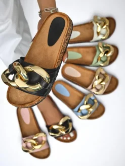 Letnie klapki Ariadne Royalfashion z dużym złotym łańcuchem, czarna skóra