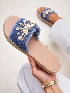 Letnie klapki Royalfashion Calista – jasnoniebieskie z muszelkami na płaskiej podeszwie