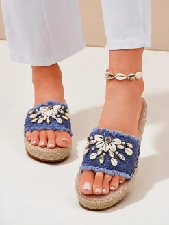 Letnie klapki Royalfashion Calista – jasnoniebieskie z muszelkami na płaskiej podeszwie