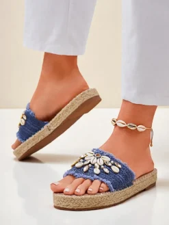 Letnie klapki Royalfashion Calista – jasnoniebieskie z muszelkami na płaskiej podeszwie