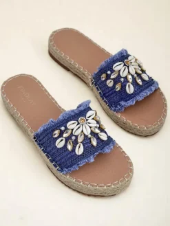 Letnie klapki Royalfashion Calista – jasnoniebieskie z muszelkami na płaskiej podeszwie