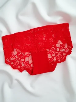 Majtki damskie typu figi z koronką