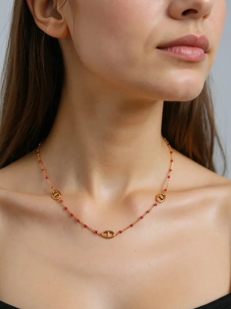 Naszyjnik Aelia Aurea – delikatny złoty łańcuszek z różowymi koralikami