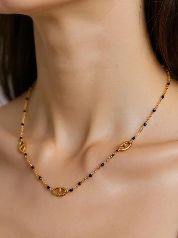 Naszyjnik Aelia Aurea – delikatny złoty łańcuszek z czarnymi koralikami