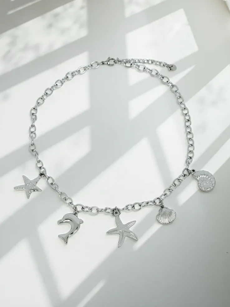 Naszyjnik Atena Charm Sea – złote amulety z motywami morskimi