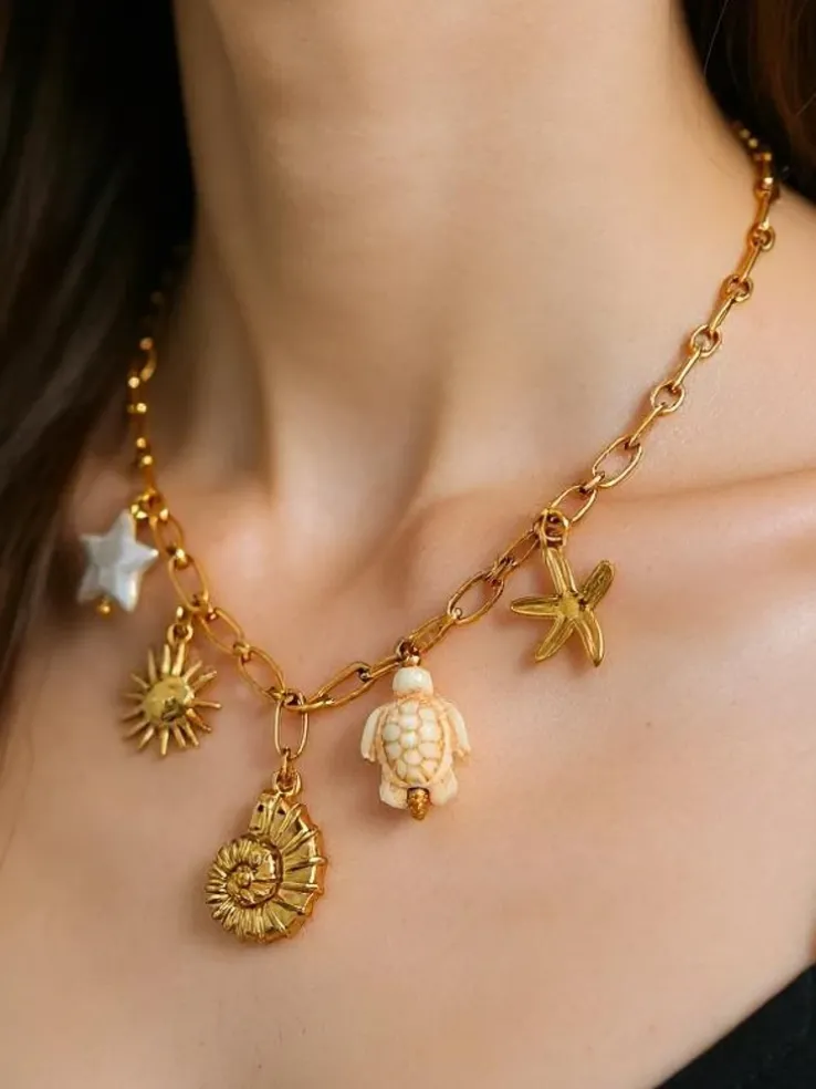 Naszyjnik Atena Charm Sea – złote amulety z motywami morskimi