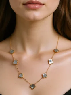 Naszyjnik Aurelia Clavis z masą perłową w złotej oprawie – stylowa elegancja