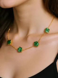 Naszyjnik Aurelia Clavis z masą perłową w złotej oprawie – stylowa elegancja