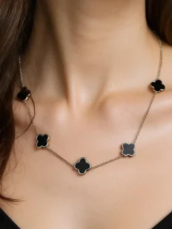 Naszyjnik Aurelia Clavis z masą perłową w złotej oprawie – stylowa elegancja