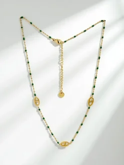 Naszyjnik Aurelia Verde – Złote ogniwa z zielonymi kamieniami Greca