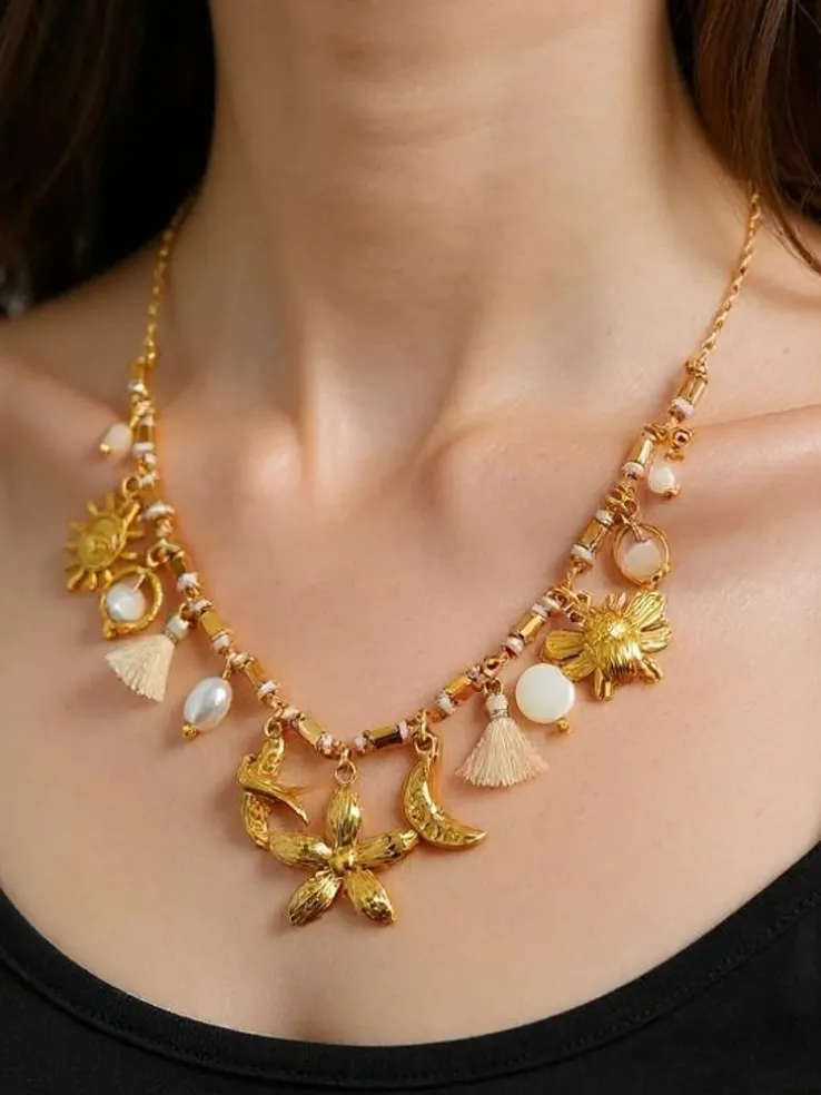 Naszyjnik Aurora Floralis - Złote Charmsy i Perły Eleganza