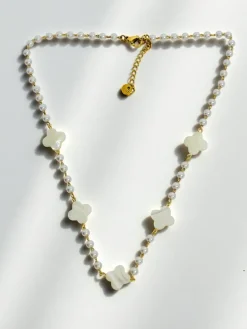 Naszyjnik Calisto Perla – złote detale i perły syntetyczne w stylu klasycznym