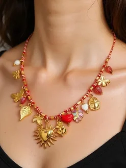 Naszyjnik pozłacany Calista Charmella z zawieszkami z żywicy