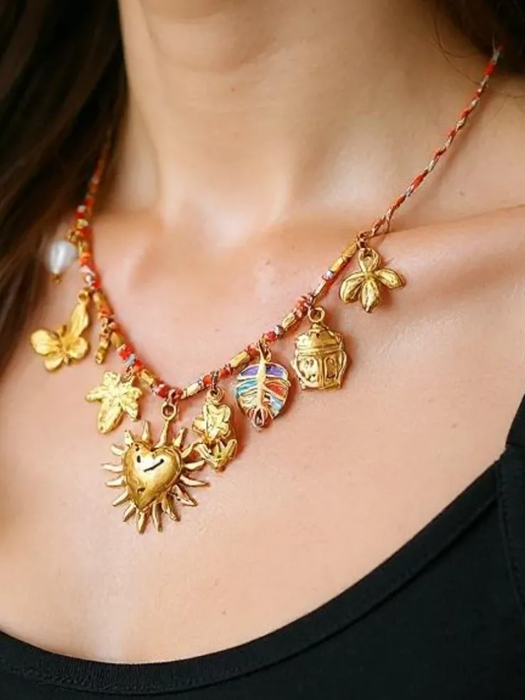 Naszyjnik pozłacany Calista Charmella z zawieszkami z żywicy