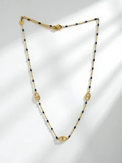 Naszyjnik złocony Aurelia Nero z motywem antycznym i czarnymi koralikami