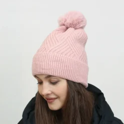 Różowa damska ocieplana czapka z pomponem - Akcesoria