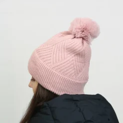 Różowa damska ocieplana czapka z pomponem - Akcesoria