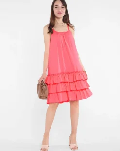 Różowa neonowa damska sukienka na ramiączkach z falbankami - Odzież