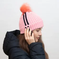 Różowa ocieplana czapka z białymi paseczkami i pomponem - Akcesoria