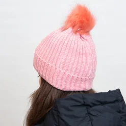 Różowa ocieplana czapka z białymi paseczkami i pomponem - Akcesoria