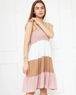 Różowa sukienka damska z wiązanymi ramiączkami - Odzież