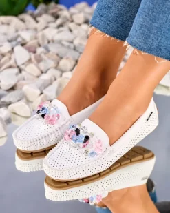 Royalfashion Ażurowe białe mokasyny damskie z ozdobnymi kryształkami Cizzas