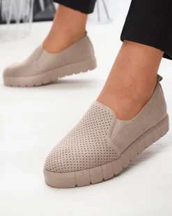 Royalfashion Ażurowe damskie pudrowe tenisówki slip on Cegeti