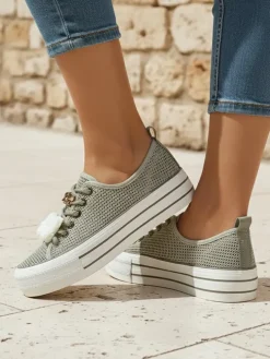 Royalfashion Ażurowe damskie trampki z ozdobami Osdo