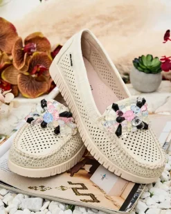 Royalfashion Ażurowe mokasyny damskie z koralikami Nasfali