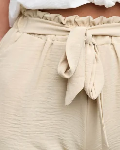 Royalfashion Beżowe damskie krótkie spodenki z kieszeniami