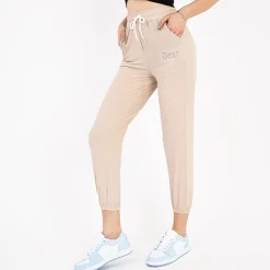 Royalfashion Beżowe damskie spodnie materiałowe z naszywką