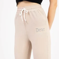 Royalfashion Beżowe damskie spodnie materiałowe z naszywką