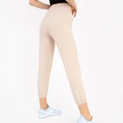 Royalfashion Beżowe damskie spodnie materiałowe z naszywką