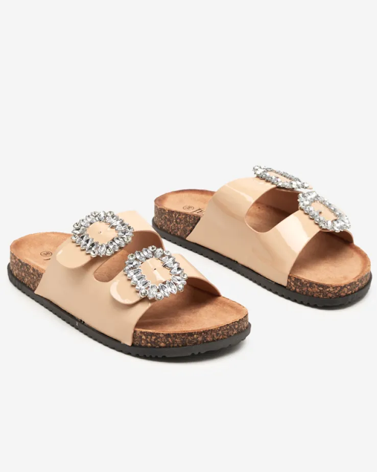 Royalfashion Beżowe damskie klapki ze zdobionymi klamerkami Olimika