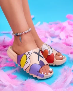 Royalfashion Beżowe gumowe klapki damskie z printem Pfizz