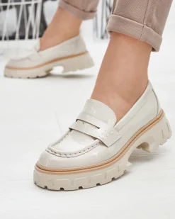 Royalfashion Beżowe lakierowane mokasyny damskie Mewira