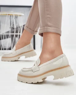 Royalfashion Beżowe lakierowane mokasyny damskie Mewira