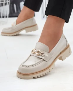 Royalfashion Beżowe lakierowane damskie mokasyny z łańcuszkiem Sotella