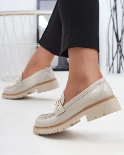 Royalfashion Beżowe lakierowane damskie mokasyny z łańcuszkiem Sotella