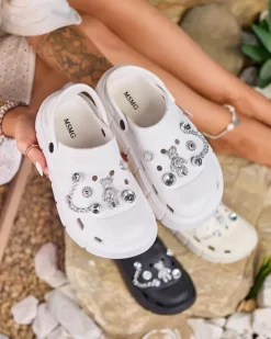 Royalfashion Białe ażurowe damskie klapki z ozdobami z cyrkonii Afuccia