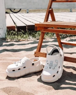 Royalfashion Białe ażurowe damskie klapki z ozdobami z cyrkonii Afuccia