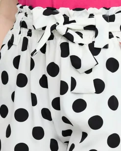 Royalfashion Białe damskie materiałowe krótkie spodenki w groszki