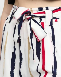 Royalfashion Białe damskie materiałowe krótkie spodenki w paski