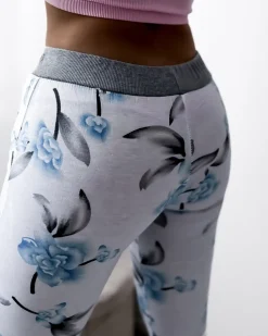 Royalfashion Białe damskie spodenki 3/4 z kwiatowym wzorem